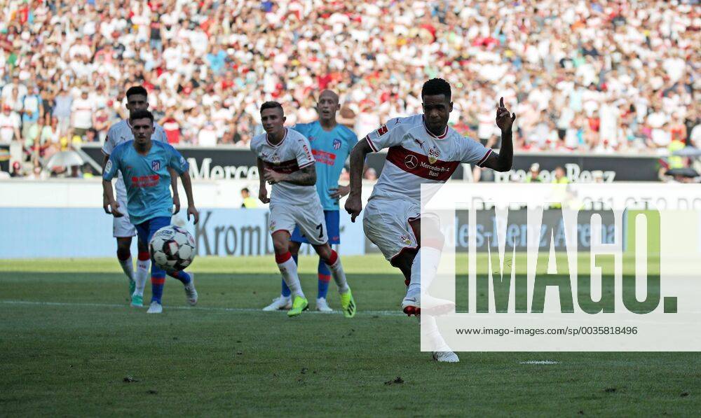 VfB Stuttgart - Atletico Madrid Deutschland, Stuttgart, 05.08.2018, Fussball, Bundesliga, Saison 2018 2019, Testspiel, VfB Stuttgart - Atletico Madrid: Daniel Didavi (VfB Stuttgart) trifft Elfmeter zum 1:0 gegen Antonio Adan (Atletico Madrid).