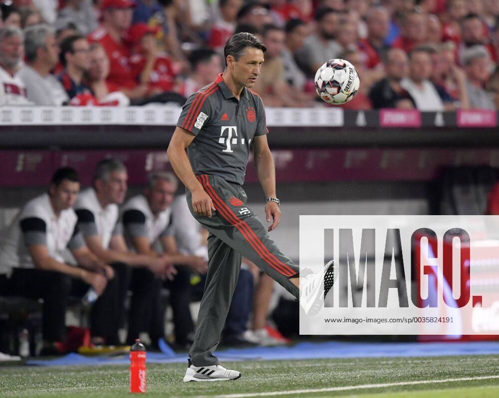 Fussball 1. Bundesliga 2018 2019, Testspiel, FC Bayern München - Manchester United ManU Allianz-Arena München. Trainer Niko Kovac (FC Bayern München) jongliert den Ball.