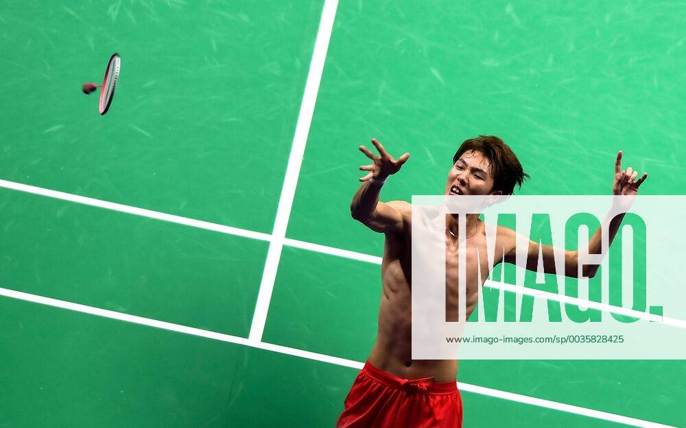 KW31 (180805) -- NANJING, Aug. 5, 2018 (Xinhua) -- Li Junhui of China throws his racket to the crowd after winning the men s doubles final against Takeshi Kamura and Keigo Sonoda of Japan at the BWF (Badminton World Federation) World Championships 2018 in Nanjing, capital of east China s Jiangsu Province, Aug. 5, 2018. Li and Liu won 2-0. (Xinhua Li Xiang) (SP)CHINA-NANJING-BADMINTON-WORLD CHAMPIONSHIPS (CN)