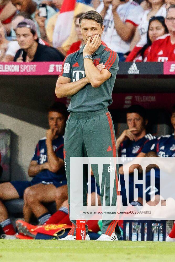 Deutschland, Muenchen, 05.08.2018, Testspiel, FC Bayern Muenchen - Manchester United ManU Cheftrainer Niko Kovac (FCB) schaut ( DeFodi048