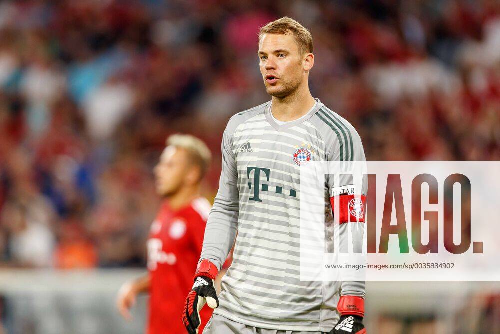 Deutschland, Muenchen, 05.08.2018, Testspiel, FC Bayern Muenchen - Manchester United ManU Torwart Manuel Neuer (FCB) schaut ( DeFodi048