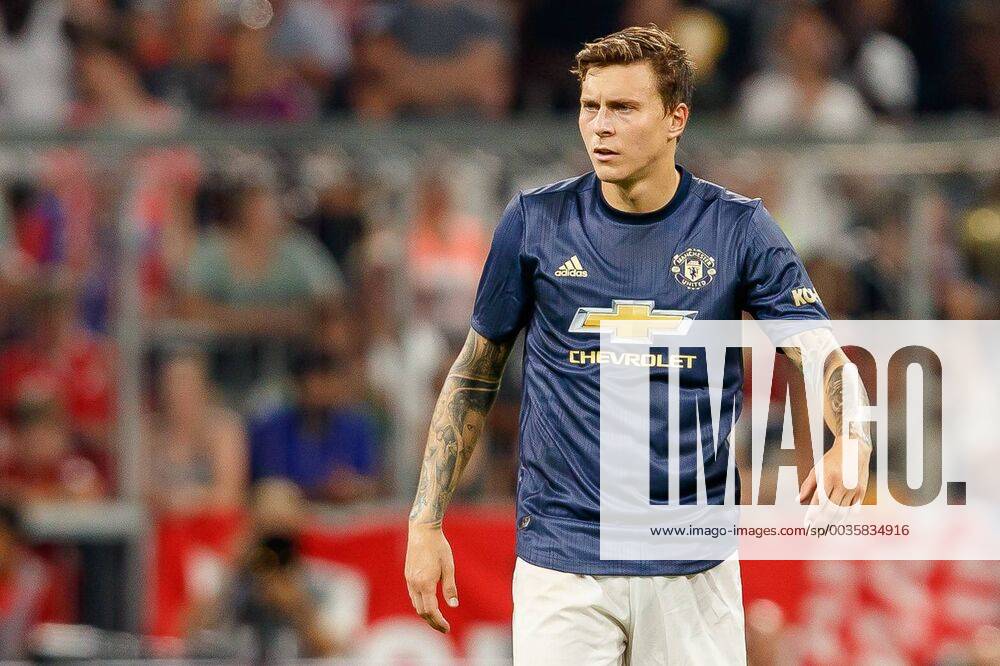 Deutschland, Muenchen, 05.08.2018, Testspiel, FC Bayern Muenchen - Manchester United ManU Victor Lindeloef (MAN) schaut ( DeFodi048