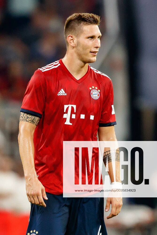 Deutschland, Muenchen, 05.08.2018, Testspiel, FC Bayern Muenchen - Manchester United ManU Niklas Suele (FCB) schaut ( DeFodi048
