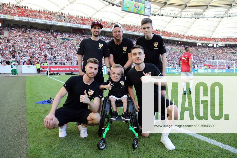 VfB Stuttgart - Atletico Madrid Deutschland, Stuttgart, 05.08.2018, Fussball, Bundesliga, Saison 2018 2019, Testspiel, VfB Stuttgart - Atletico Madrid: eSports Team VfB Stuttgart Obere Reihe v.l. Erhan Kayman (dr. erhano), Timo Schulz (timo tisi), Lukas Seiler (lukas_1004). Untere Reihe v.l. Simon Schulz (simon tisi), Niklas Luginsland (nik-lugi), Marcel Lutz (marlut).
