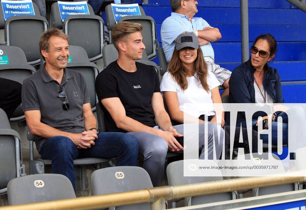 GER, 1.FBL, Hertha BSC VS. Hallenser FC 15.08.2018, Amateurstadion, Berlin, GER, 1.FBL, Hertha BSC VS. Hallenser FC, im Bild Familie Klinsmann, Jonathan Klinsmann (Hertha BSC Berlin 33), Juergen, Tochter, Ehefrau