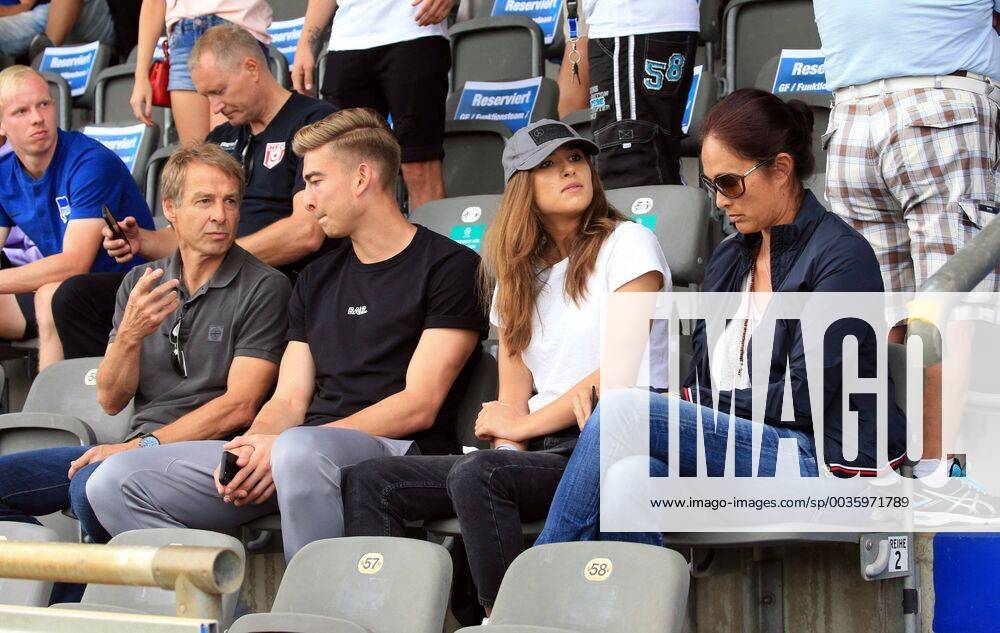 GER, 1.FBL, Hertha BSC VS. Hallenser FC 15.08.2018, Amateurstadion, Berlin, GER, 1.FBL, Hertha BSC VS. Hallenser FC, im Bild Familie Klinsmann, Jonathan Klinsmann (Hertha BSC Berlin 33), Juergen, Tochter, Ehefrau
