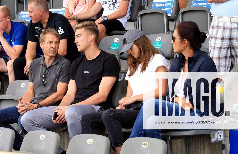 GER, 1.FBL, Hertha BSC VS. Hallenser FC 15.08.2018, Amateurstadion, Berlin, GER, 1.FBL, Hertha BSC VS. Hallenser FC, im Bild Familie Klinsmann, Jonathan Klinsmann (Hertha BSC Berlin 33), Juergen, Tochter, Ehefrau