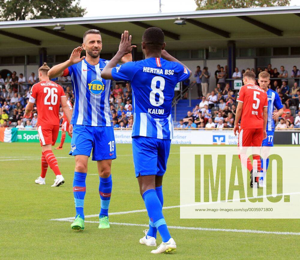 GER, 1.FBL, Hertha BSC VS. Hallenser FC 15.08.2018, Amateurstadion, Berlin, GER, 1.FBL, Hertha BSC VS. Hallenser FC, im Bild 2: 0 durch Vedad Ibisevic (Hertha BSC Berlin 19), Salomon Kalou (Hertha BSC Berlin 8)