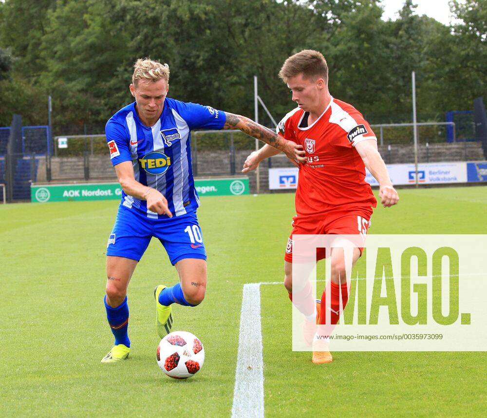 GER, 1.FBL, Hertha BSC VS. Hallenser FC 15.08.2018, Amateurstadion, Berlin, GER, 1.FBL, Hertha BSC VS. Hallenser FC, im Bild Ondrej Duda (Hertha BSC Berlin 10), Niclas Fiedler (Halle 15)