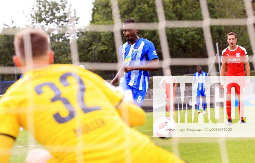 GER, 1.FBL, Hertha BSC VS. Hallenser FC 15.08.2018, Amateurstadion, Berlin, GER, 1.FBL, Hertha BSC VS. Hallenser FC, im Bild 3: 0 , 11m durch Salomon Kalou (Hertha BSC Berlin 8), Tom Müller (Halle 32)