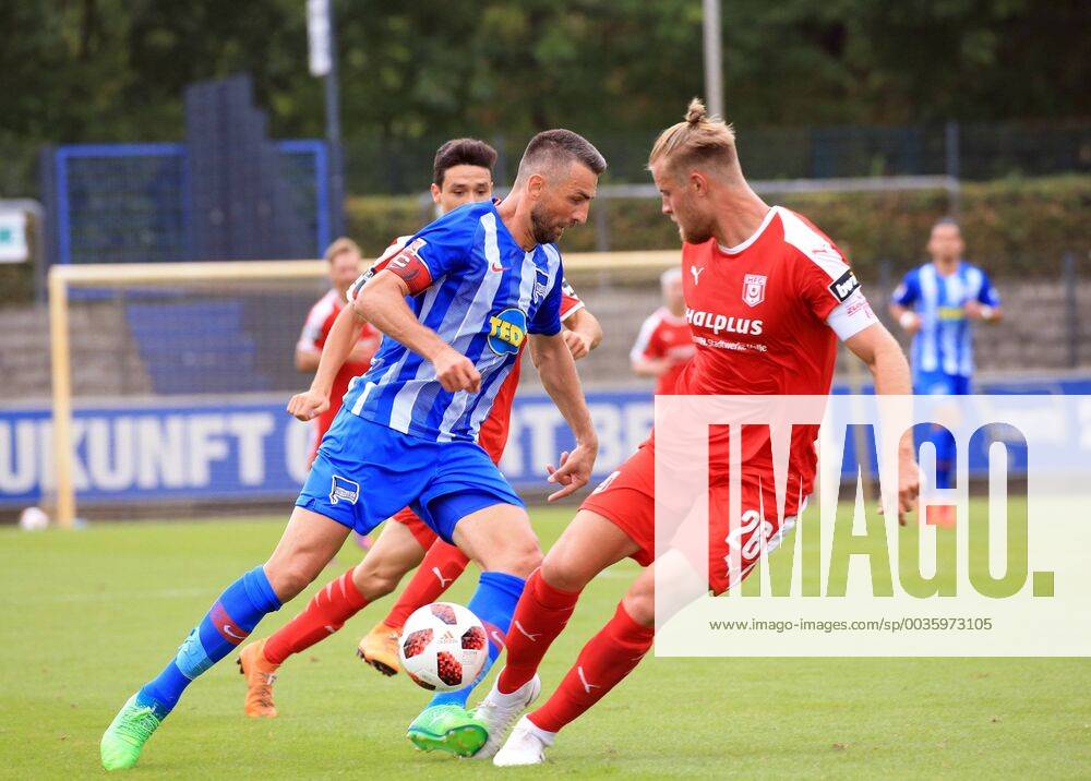 GER, 1.FBL, Hertha BSC VS. Hallenser FC 15.08.2018, Amateurstadion, Berlin, GER, 1.FBL, Hertha BSC VS. Hallenser FC, im Bild Vedad Ibisevic (Hertha BSC Berlin 19), SEbastian Mai (Halle 26)