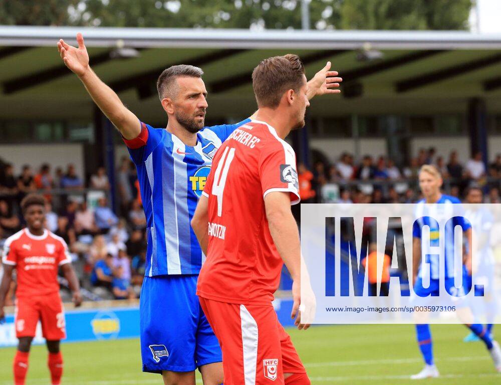 GER, 1.FBL, Hertha BSC VS. Hallenser FC 15.08.2018, Amateurstadion, Berlin, GER, 1.FBL, Hertha BSC VS. Hallenser FC, im Bild Vedad Ibisevic (Hertha BSC Berlin 19), Hendrik Starostzik (Halle 4)