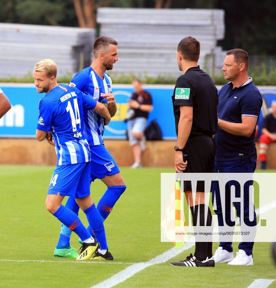 GER, 1.FBL, Hertha BSC VS. Hallenser FC 15.08.2018, Amateurstadion, Berlin, GER, 1.FBL, Hertha BSC VS. Hallenser FC, im Bild Auswechslung Vedad Ibisevic (Hertha BSC Berlin 19), Pascal Koepke (Hertha BSC Berlin 14), Cheftrainer (Head Coach) Pal Dardai (Hertha BSC Berlin)