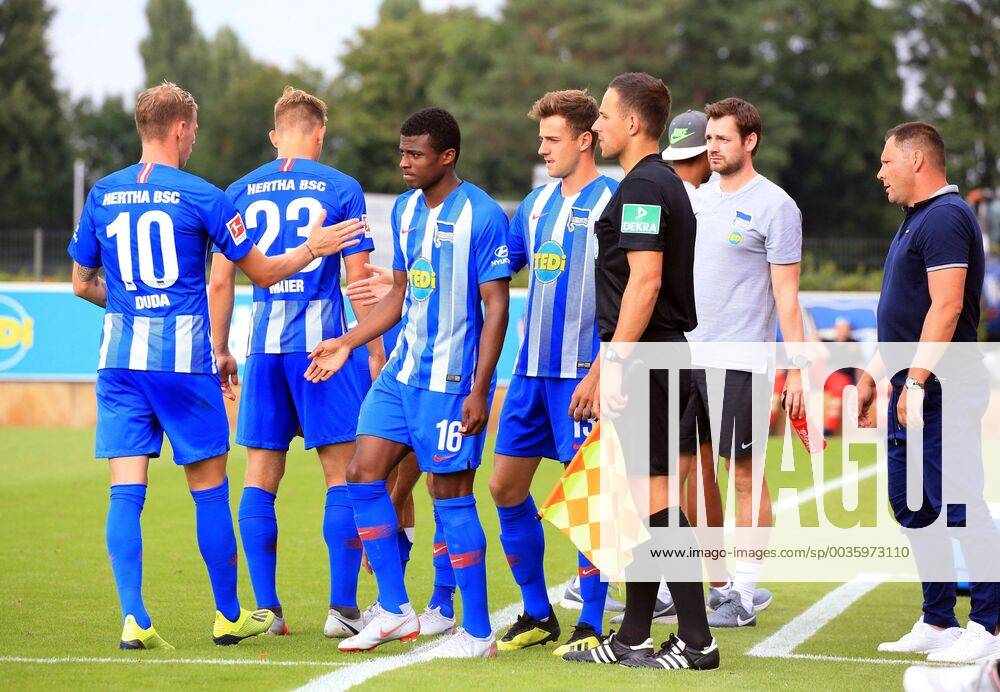 GER, 1.FBL, Hertha BSC VS. Hallenser FC 15.08.2018, Amateurstadion, Berlin, GER, 1.FBL, Hertha BSC VS. Hallenser FC, im Bild Auswechslung Ondrej Duda (Hertha BSC Berlin 10), Arne Maier (Hertha BSC Berlin 26), Javairo Dilrosun (Hertha BSC Berlin 16), Lukas Kuenter (Hertha BSC Berlin 13), Cheftrainer (Head Coach) Pal Dardai (Hertha BSC Berlin)
