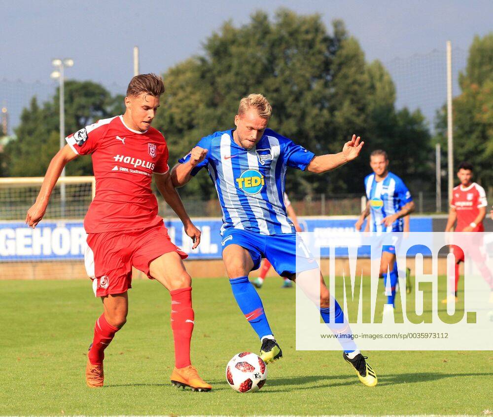 GER, 1.FBL, Hertha BSC VS. Hallenser FC 15.08.2018, Amateurstadion, Berlin, GER, 1.FBL, Hertha BSC VS. Hallenser FC, im Bild Pascal Koepke (Hertha BSC Berlin 14), Erik Henschel (Halle 17)