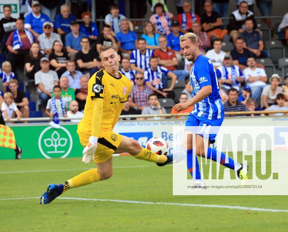 GER, 1.FBL, Hertha BSC VS. Hallenser FC 15.08.2018, Amateurstadion, Berlin, GER, 1.FBL, Hertha BSC VS. Hallenser FC, im Bild Pascal Koepke (Hertha BSC Berlin 14), Tom Mueller (Halle 32)