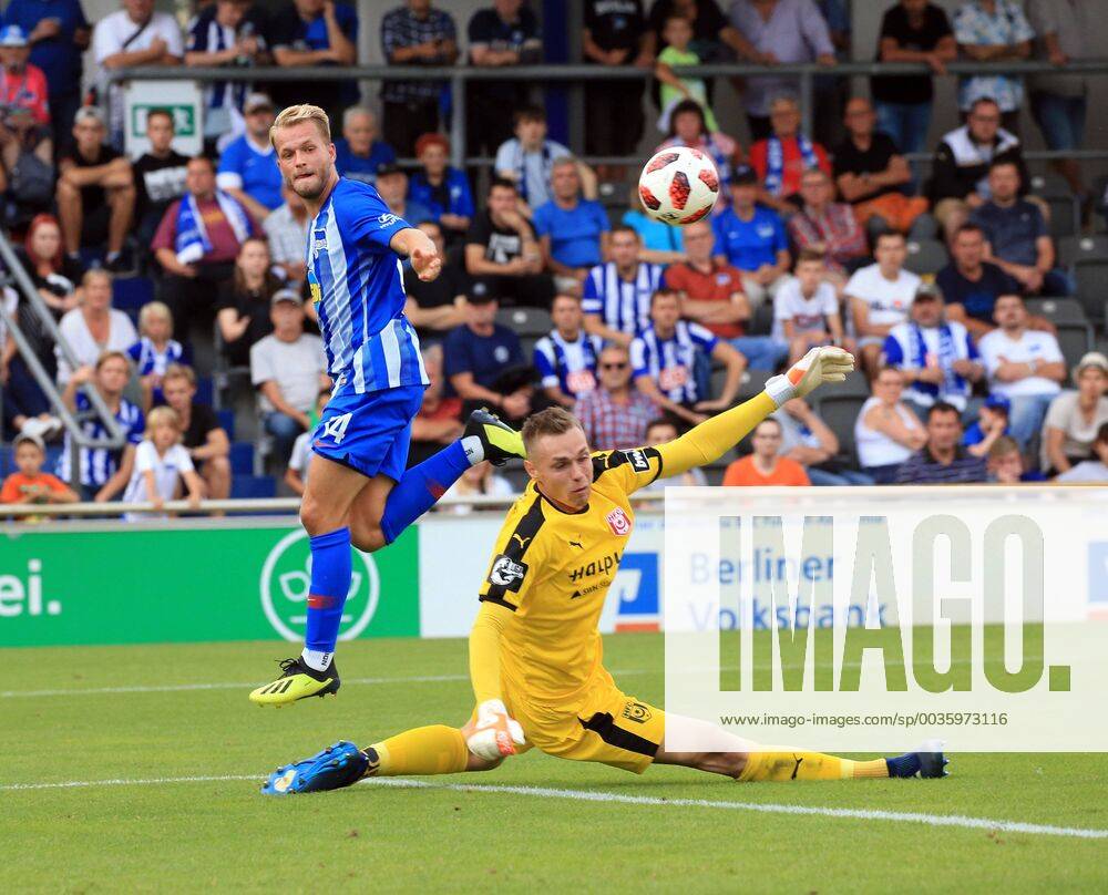 GER, 1.FBL, Hertha BSC VS. Hallenser FC 15.08.2018, Amateurstadion, Berlin, GER, 1.FBL, Hertha BSC VS. Hallenser FC, im Bild Pascal Koepke (Hertha BSC Berlin 14), Tom Mueller (Halle 32)