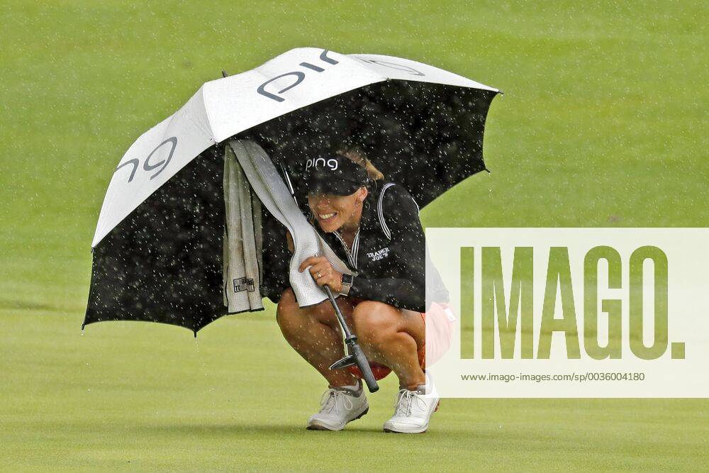 KW33 INDIANAPOLIS, IN - AUGUST 17: LPGA Golf Damen golfer Pernilla Lindberg lines up a putt in the rain on the 18th hole during the second round of the Indy Women In Tech on August 17, 2018 at the Brickyard Crossing Golf Club in Indianapolis, Indiana. (Photo by Brian Spurlock Icon Sportswire) GOLF: AUG 17 LPGA - Indy Women in Tech Icon180817099