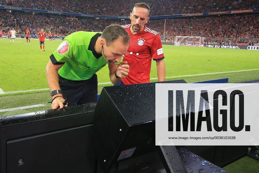 Fussball 1. Bundesliga 2018 2019, 1. Spieltag, FC Bayern München - TSG 1899 Hoffenheim, in der Allianz-Arena München. Schiedsrichter Bastian Dankert (li) beim Video-Beweis, Franck Ribery schaut zu.