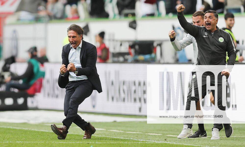 KW34 Torjubel Cheftrainer Bruno Labbadia (VfL Wolfsburg) nach dem 2-1 DFL REGULATIONS PROHIBIT ANY USE OF PHOTOGRAPHS AS IMAGE SEQUENCES AND OR QUASI-VIDEO.