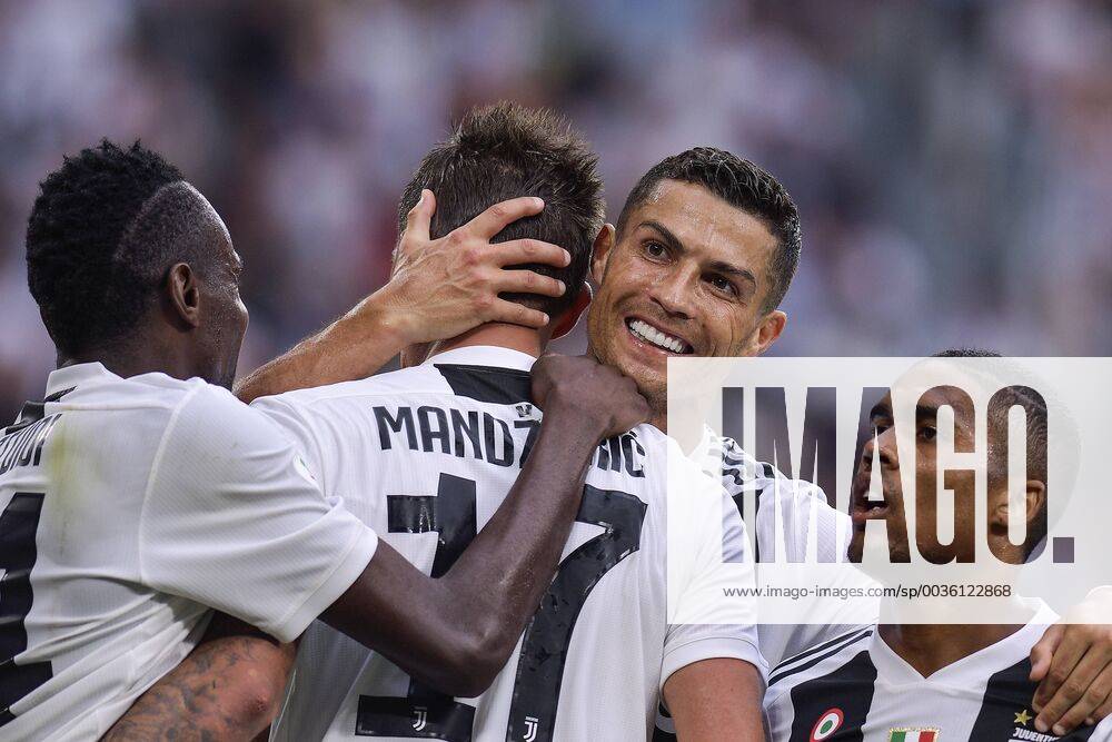 KW34 Mario Mandzukic Juventus celebrtes scoring with Cristiano Ro naldo, Blaise Matuidi, Douglas Costa Esultanza gol Torino 25-08-2018 Allianz Stadium Football Calcio Serie A 2018 2019 Juventus - Lazio Foto OnePlusNine Insidefoto oneplusnine