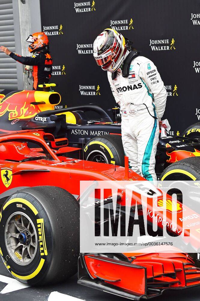 24.08.- 26.08.2018, FIA Formula 1 Championship, Grosser Preis von Belgien 2018, Grand Prix Belgien, GP Belgian Im Bild: 2. Platz Lewis Hamilton (GBR 44), Mercedes AMG Petronas Motorsport schaut sich Sebastian Vettel Ferrari an Spa Francochamps Belgien