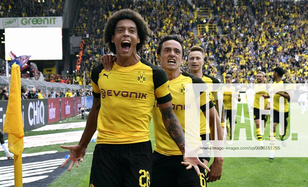 KW34 Fussball, Bundesliga, Deutschland, Herren, Saison 2018 2019, 1. Spieltag, Signal Iduna Park Dortmund: Bor. Dortmund, BVB (gelb) - RB Leipzig (weiss); Jubel Axel Witsel (BVB) nach seinem Tor zum 3:1, zusammen mit Thomas Delaney (BVB). Jubel, Freude, Aktion. DFL REGULATIONS PROHIBIT ANY USE OF PHOTOGRAPHS AS IMAGE SEQUENCES AND OR QUASI-VIDEO.