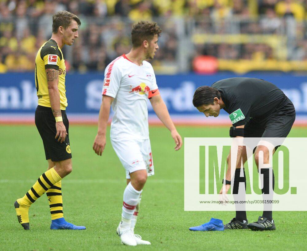 KW34 Borussia Dortmund - Rasenballsport Leipzig 26.08.2018. Schiedsrichter Deniz Aytekin hebt den Schuh von Maximilian Philipp (BvB) auf. Mitte: Diego Demme (RBL). DFL REGULATIONS PROHIBIT ANY USE OF PHOTOGRAPHS AS IMAGE SEQUENCES AND OR QUASI-VIDEO