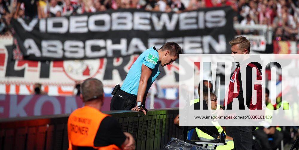 KW34 1. FSV Mainz 05 - VfB Stuttgart Deutschland, Mainz, 26.08.2018, Fussball, Bundesliga, Saison 2018 2019, 1. Spieltag, 1. FSV Mainz 05 - VfB Stuttgart: Daniel Siebert (Schiedsrichter) Videobeweis, DFL REGULATIONS PROHIBIT ANY USE OF PHOTOGRAPHS AS IMAGE SEQUENCES AND OR QUASI-VIDEO.