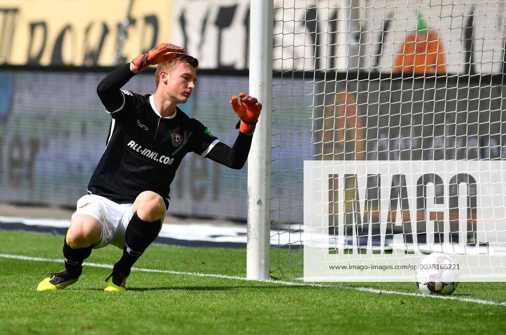 Fussball, GER, Saison 2018 2019, 2. Bundesliga, 1. Spieltag, DDV-Stadion Dresden, SG Dynamo Dresden - 1. FC Heidenheim, Torwart Markus Schubert (Dresden) kann den Elfmeter nicht halten, DFL REGULATIONS PROHIBIT ANY USE OF PHOTOGRAPHS as IMAGE SEQUENCES and or QUASI-VIDEO,
