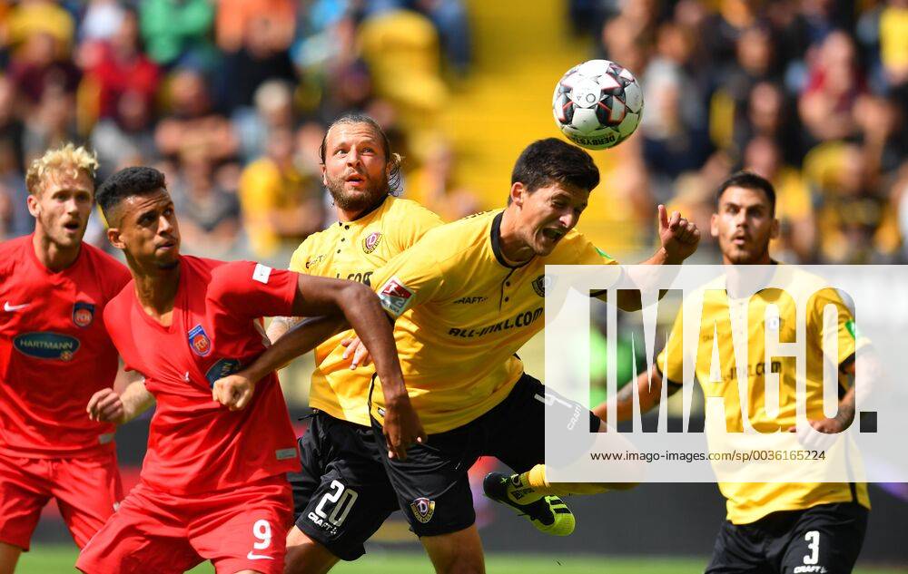 Fussball, GER, Saison 2018 2019, 2. Bundesliga, 1. Spieltag, DDV-Stadion Dresden, SG Dynamo Dresden - 1. FC Heidenheim, vorn, v.l.: Robert Glatzel (Heidenheim) gegen Jannis Nikolaou (Dresden), DFL REGULATIONS PROHIBIT ANY USE OF PHOTOGRAPHS as IMAGE SEQUENCES and or QUASI-VIDEO,
