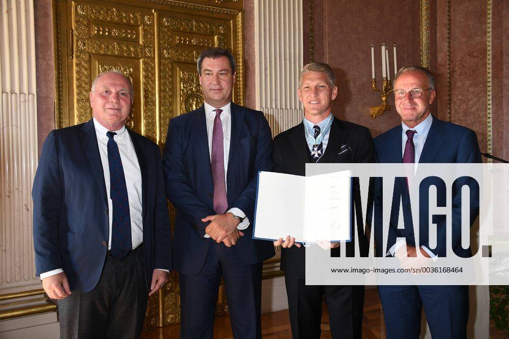 KW35 Uli Hoeneß, Bayerische Ministerpräsident Markus Söder, Bastian Schweinsteiger und Karl-Heinz Rummenigge Verleihung des Bayerischen Verdienstorden an Bastian Schweinsteiger Ehrung, Orden, Auszeichnung Staatskanzlei Prinz-Carl-Palais München 27. August 2018