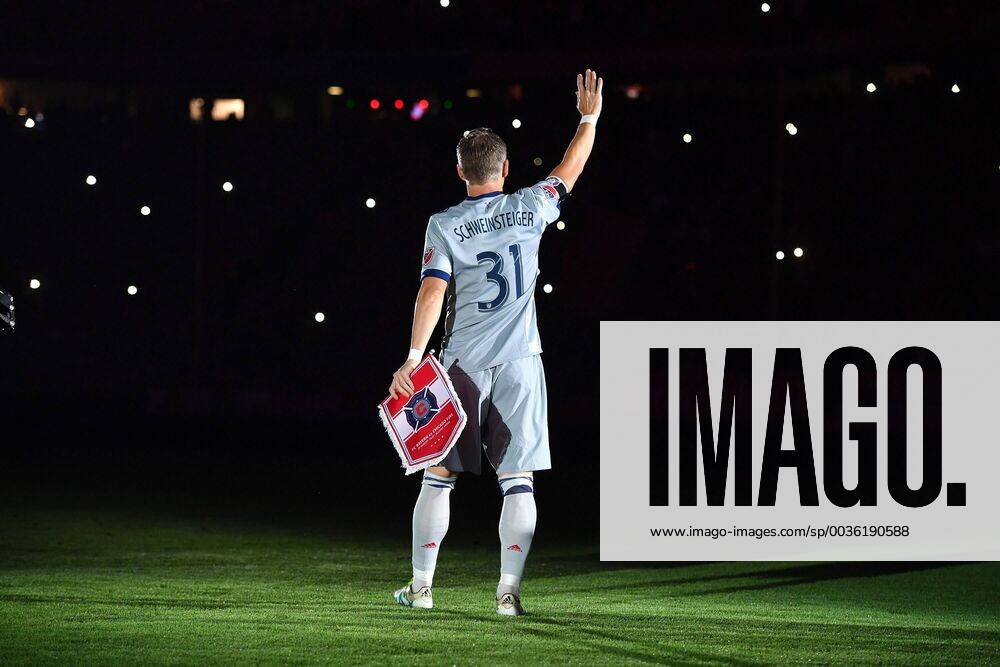KW35 Bastian SCHWEINSTEIGER betritt das Spielfeld. Abschiedsspiel Bastian Schweinsteiger FC Bayern Muenchen-Chicago Fire , am 28.08.2018 in Muenchen ,ALLIANZ ARENA
