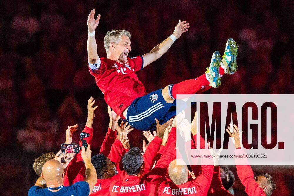 KW35 Abschiedsspiel Bastian Schweinsteiger am 28.08.2018 in der Allianz Arena in München Bastian Schweinsteiger wird von seinen Mitspielern auf Händen getragen Gemäß den Vorgaben der DFL Deutsche Fußball Liga ist es untersagt, in dem Stadion und oder vom Spiel angefertigte Fotoaufnahmen in Form von Sequenzbildern und oder videoähnlichen Fotostrecken zu verwerten bzw. verwerten zu lassen. DFL regulations prohibit any use of photographs as image sequences and or quasi-video.