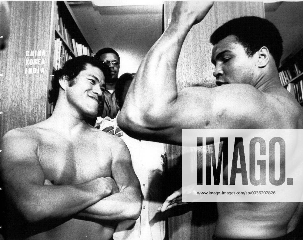 WORLD HEAVYWEIGHT CHAMPION MUHAMMAD ALI SH OWS OFF HIS BICEPS TO JAPANESE WRESTLING CHAMPION ANTONIO INOKI 18 06 PRIOR TO WEIGH-IN FOR THEIR SCHEDULED BOXING-WRESTLING MATCH HERE 26 06.. .JEP WST BELGA x85193559stx