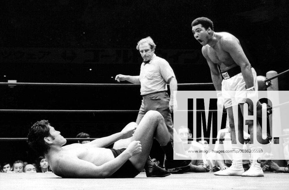 THE MUCH PUBLICIZED DOLLARS 10-MILLION CONTEST FOR THE MARTIAL ARTS CHAMPIONSHIP BTWEEN WORLD HEAVIWEIGHT BOXING CHAMPION MUHAMMAD ALI AND JAPAN S PRO WRESTLING CHAMPION ANTONIO INOKI AT THE NIPPON BUDOKAN HALL IN TOKIO ON JUNE 26 TUREND OUT THE WORST BOUT OF THE CENTURY. SEREVAL OF THE ESTIMATED 13,000 FANS SHOWED THEIR ANGER AND FRUSTRATION AS THE 15 ROUNDS BOUT ENDED IN A DRAW. DURING THE HOUR LONG BOUT,INOKI WAS LYING ON HIS BACK ON THE MAT WHILE ALI WAS CONSTANTLY CIRCLING,DANCING AWAY AND MAKING FACES AT THE JAPANESE WRESTLER.THERE WERE ONLY THREE TIMSE WHEN THE TWO ACTUALLY GRAPPLED WITH EACH OTHER. ALI MANAGED TO LAND A FEW JABS THROUGHOUT THE FIGHT,WHILE INOKI CONCENTRATED ON MAKING FLYING KICKS ON ALI S FOOT. PHOTO SHOWS ALI MAKING FACES AT THE JAPANESE WRESTLER IN THE 12 ROUNDS OF THEIR BOUT. .HPT WST BELGA x85193318stx