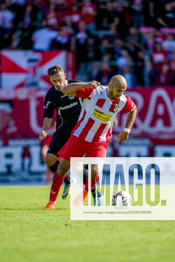 FUSSBALL REGIONALLIGA NORDOST -SAISON 2017 2018 - SPIELTAG 6 - ERFURT-BAUTZEN 01 09 2018 - Erfurt: Velimir Jovanovic 36 (FC Rot-Weiß Erfurt) gegen Tony Schmidt 27 (Budissa Bautzen) im Fussball-Regionalliga Nordost Spiel des FC Rot-Weiß Erfurt gegen Budissa Bautzen am 1. September 2018 im Steigerwaldstadion Erfurt. Gemäß den Vorgaben der DFL Deutsche Fußball Liga ist es untersagt, in dem Stadion und oder vom Spiel angefertigte Fotoaufnahmen in Form von Sequenzbildern und oder videoähnlichen Fotostrecken zu verwerten bzw. verwerten zu lassen. DFL regulations prohibit any use of photographs as image sequences and or quasi-video. _________________
