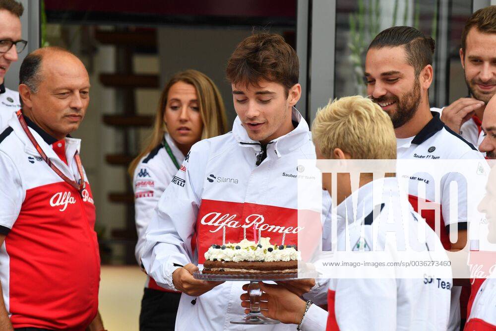 Vl. Charles Leclerc (Alfa Romeo Sauber F1 Team) uebergibt Geburtstagstorte an Marcus Ericsson (Alfa Romeo Sauber F1 Team) Grosser Preis von Italien, Renntag, 02.09.2018 ITA, Grosser Preis von Italien, 02.09.2018 Monza