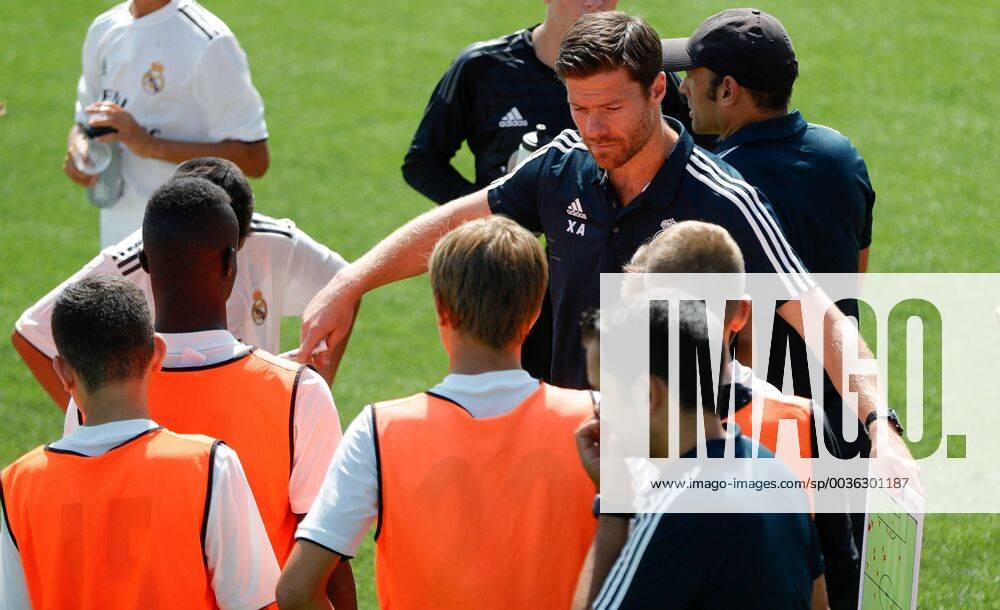 Madrid, Spanien 02.09.2018, LaLiga, Xabi Alonso beginnt Trainerkarriere bei Real Madrid, Trainer Xabi Alonso (Real Madrid) schaut ( DeFodi523