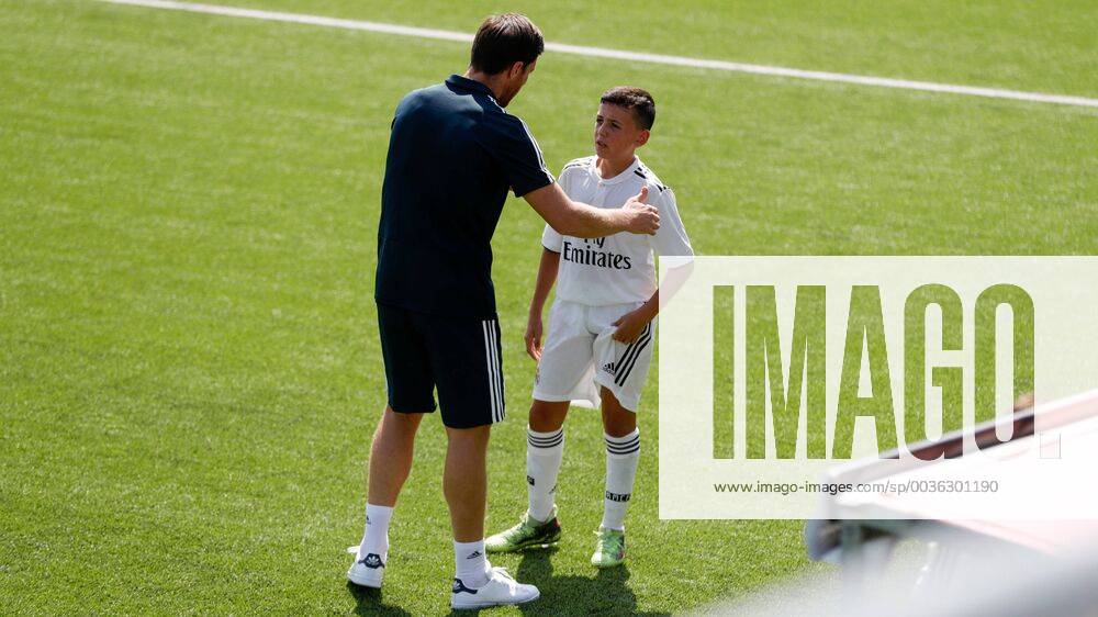 Madrid, Spanien 02.09.2018, LaLiga, Xabi Alonso beginnt Trainerkarriere bei Real Madrid, Trainer Xabi Alonso (Real Madrid) schaut ( DeFodi523