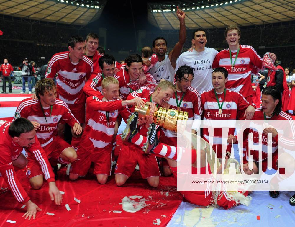 FC Bayern München ist DFB Pokalsieger 2008 - Christian Lell (3.v.li.) und Bastian Schweinsteiger (Mitte) begießen Lukas Podolski mit Bier aus der Trophäe Fußball Herren DFB Pokal 2007 2008, Pokalspiel, Pokalfinale, Finale, Endspiel, FC Bayern München Totale Berlin Freude, Fußball Herren DFB Pokal 2007 2008, Pokalspiel, Pokalfinale, Finale, Endspiel, FC Bayern München Totale Berlin Freude,