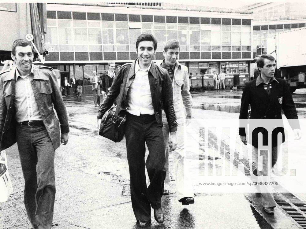 Cyclists Patrick Sercu, Eddy Merckx , Joseph Bruyer and Lucien Van Impe leave Brussels airport to go to the Tour de France (BELGA ARCHIVES) x85224730stx