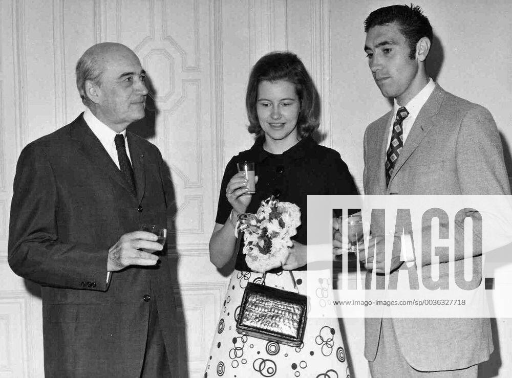 The baron of Juniac (L), ambassador of france in Belgium meets cyclist Eddy Merckx (R) and his wife (BELGA ARCHIVES) x85224742stx