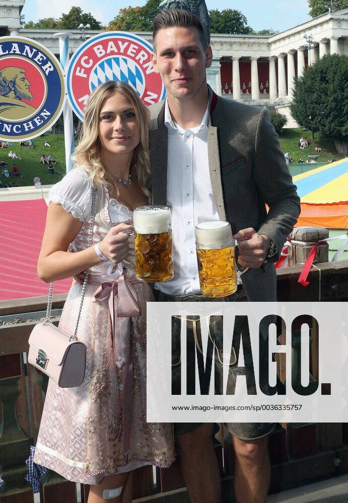 Niklas Süle mit Frau Melissa Halter beim Besuch des FC Bayern Muenchen auf dem Oktoberfest 2017 Niklas Süle mit Frau Melissa Halter beim Besuch des FC Bayern Muenchen auf dem Oktoberfest 2017