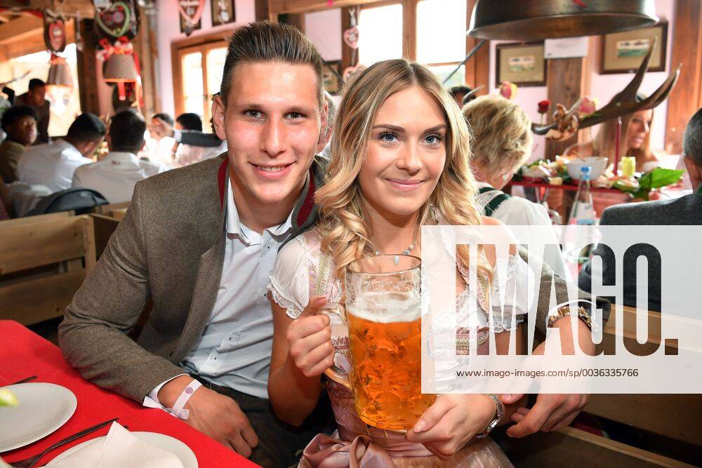 Niklas Süle mit Frau Melissa Halter beim Besuch des FC Bayern Muenchen auf dem Oktoberfest 2017 Niklas Süle mit Frau Melissa Halter beim Besuch des FC Bayern Muenchen auf dem Oktoberfest 2017