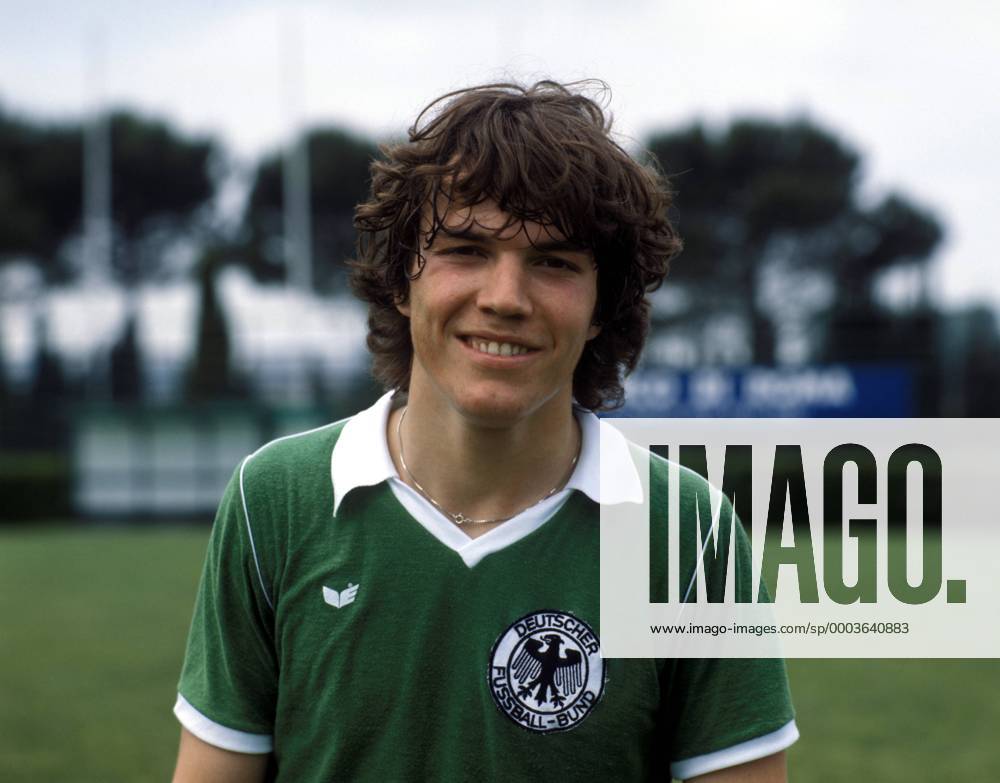 Lothar Matthäus (BR Deutschland) Fußball Herren DEUTSCHSPRACHIGE SPORTZEITSCHRIFTEN UND -ZEITUNGEN NUR NACH RÜCKSPRACHE 1980 Porträt Aufnahmedatum geschätzt Fußball Herren DEUTSCHSPRACHIGE SPORTZEITSCHRIFTEN UND -ZEITUNGEN NUR NACH RÜCKSPRACHE 1980 Porträt Aufnahmedatum geschätzt