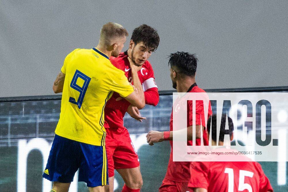Sveriges Anton Saletros tar strypgrepp pa Turkiets Melih Okutan under EM-kvalmatchen i fotboll mellan Sverige och Turkiet den 11 september 2018 i Helsingborg.