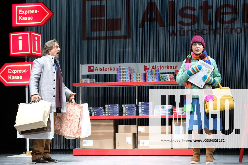 Sebastian Goder und Janina Hartwig spielen im Theaterstück Mein Name ist Erling in der Komödie Winterhuder Fährhaus Hamburg, Fotoprobe am 15.11.2023, eine Liebeskomödie, die zur Weihnachtszeit spielt, über verpasste Chancen, Familie und die Liebe unseres Lebens