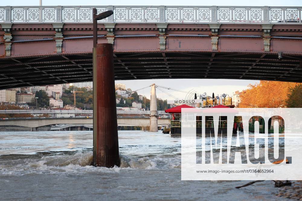 LE 15 11 2023 Le Rhône en crue à Lyon PHOTOPQR LE PROGRES Richard MOUILLAUD - Lyon 15 11 2023 - LE 15 11 2023 Le Rhône en crue à Lyon -Le Rhône en crue à Lyon les berges du Rhône et ses péniches Floods in Lyon France, on nov 15th 2023. Rhone river Lyon Rhône Rhône-Alpes France
