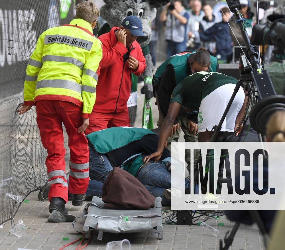 KW37 Fussball, Herren, Saison 2018 2019, 1. Bundesliga (3. Spieltag), VfL Wolfsburg - Hertha BSC, Jerome Roussillon (nicht im Bild, Wolfsburg) traf einen Kameramann am Kopf, der musste behandelt werden, DFL REGULATIONS PROHIBIT ANY USE OF PHOTOGRAPHS AS IMAGE SEQUENCES AND OR QUASI-VIDEO., 15.09. 2018,
